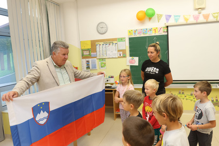Rakek Prevzem knjig Občine Cerknica in zastave za prvošolčke 03  Foto Ljubo Vukelič